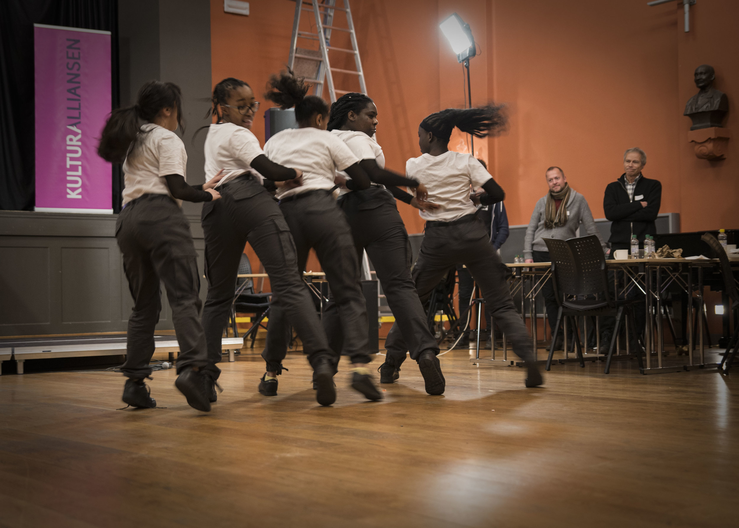 Dansegruppa TBC avslutta konferansen